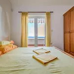 Beach Front Home In Jesenice Сasa de vacaciones