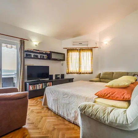 Beach Front Home In Jesenice *