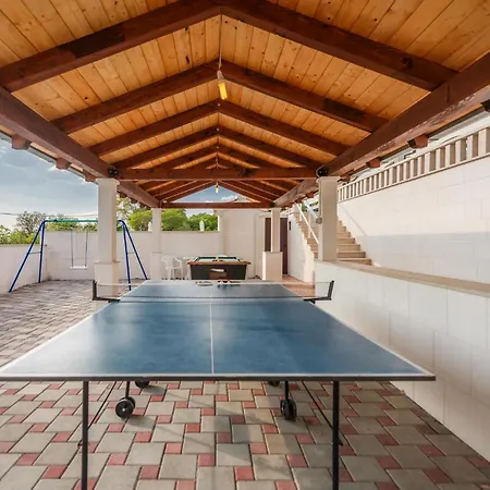 Beach Front Home In Jesenice Сasa de vacaciones